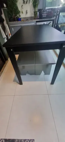 Mesa de Madeira Preta + 2 Bancos Cinza | Pouquíssimo Uso | Ótimo Estado