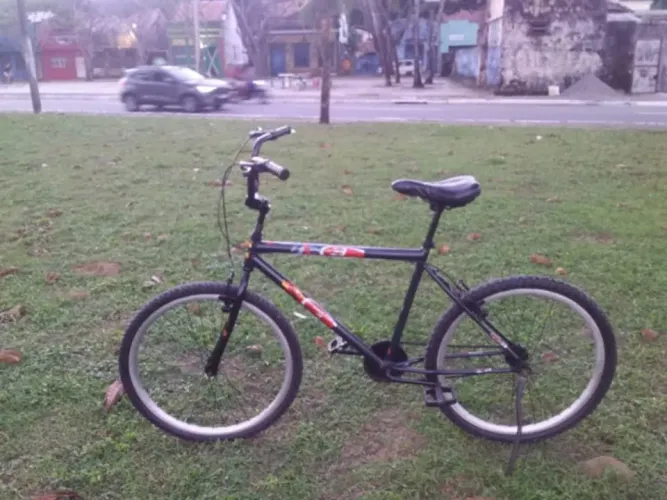 Vendo uma bicicleta grande aro 26 Caloi nota fiscal pintura nova valor 220 reais.