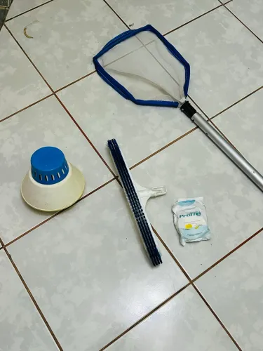 Vendo Kit de limpeza para piscina - Excelente Estado