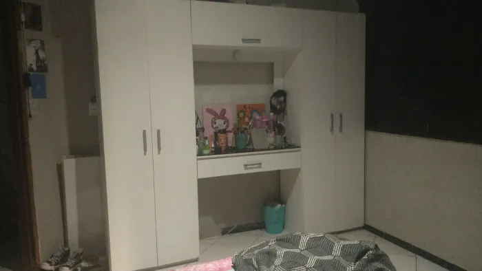 Vendo guarda roupa branco,todo em MDF,com penteadeira,3 lampadas,gaveta para maquiagem