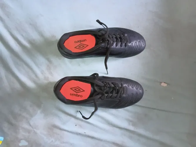 Chuteira da umbro original preto nunca foi usada 37/38