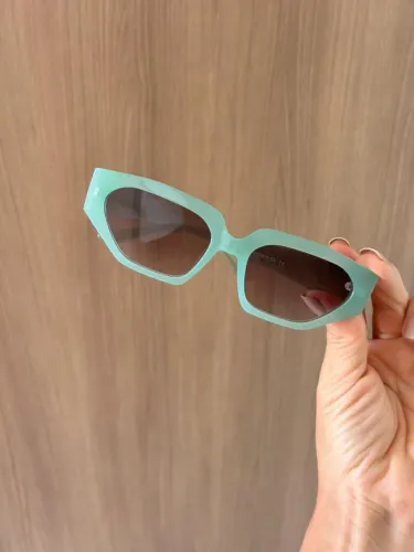 Óculos de sol com design gatinho geométrico