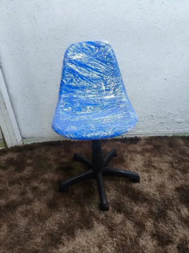 Cadeira Giratória azul - Modelo Concha 