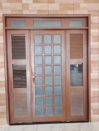 Vendo porta veneziana acompanha vidro,fechadura ,dobradiças sem forramentos 2.33x1.79