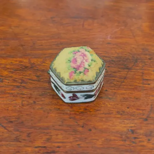 CAIXINHA PORTA-JÓIAS ANTIGO EM METAL ESMALTADO E BORDADO
