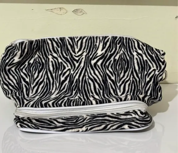 Necessaire com estampa de zera
