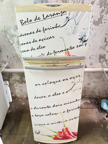 GELADEIRA BRASTEMP 340 LITROS ADESIVADA FUNCIONANDO BEM 