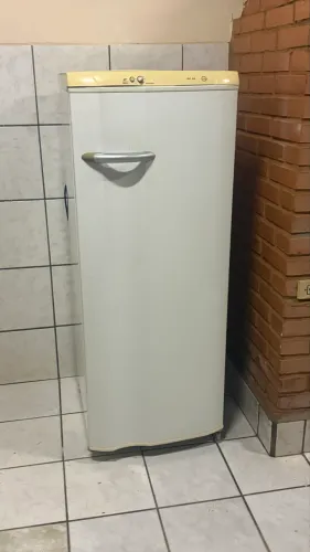 Eletrolux ré 28 gelando muito!!!