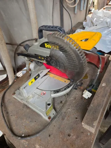 Serra Meia Esquadria de 10" (250 mm) 1.650W da DeWalt (modelo DW714)