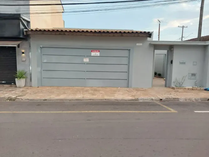 Imóvel para aluguel possui 126 metros quadrados com 3 quartos em Residencial Paraíso - Fra