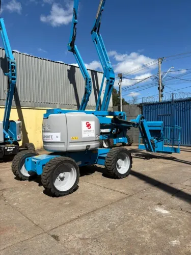 PLATAFORMA ARTICULADA DIESEL Z45 ANO 2011