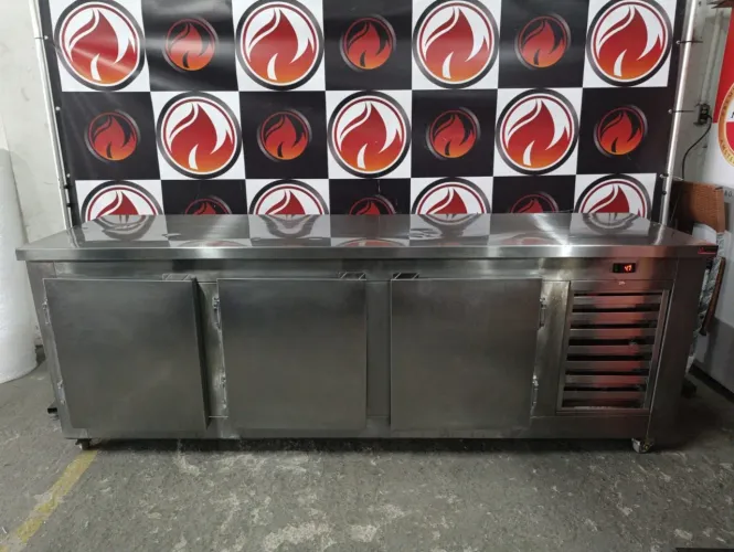 Balcão refrigerado 3 portas 220 volts industrial todo no aço inox por dentro e por fora