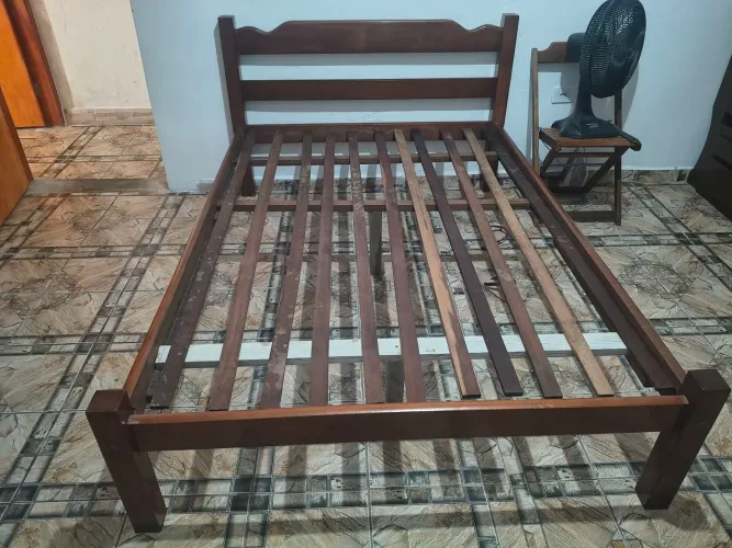 Cama casal de madeira maciça com colchão