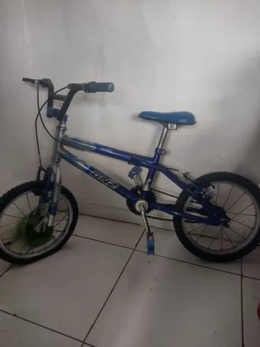 Vendo ou troco uma bicicleta infantil, em perfeito estado só um pequeno defeito na caia