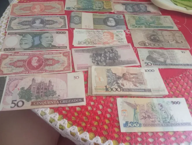 Cédulas antigas algumas repetidas.