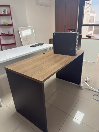 Escrivaninha 120x60 de largura, 75 de altura, marrom com preta