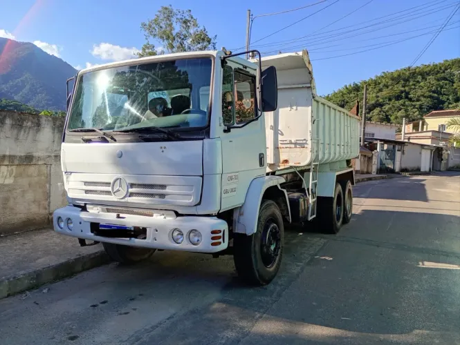 Caminhão caçamba 14 m3 