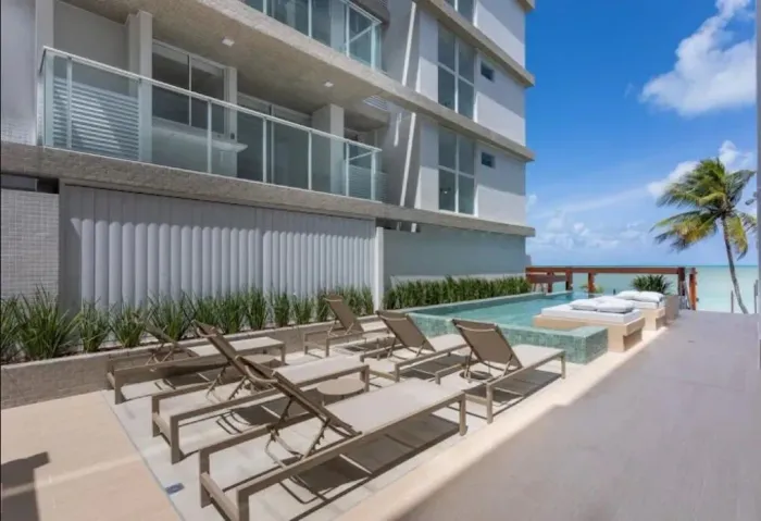 Flat pé na areia no Bessa com varanda gourmet, mobiliado, lazer completo e excelente poten