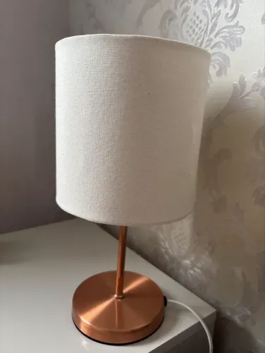 Abajur de linho creme com suporte em cobre