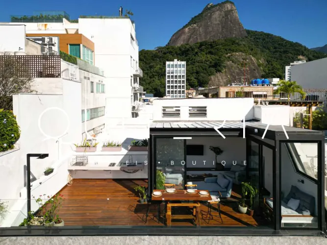 Cobertura para locação no Leblon com vista mar de 243m² na quadra da praia com 4 quartos s