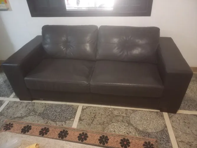 Sofá 100% couro legítimo.