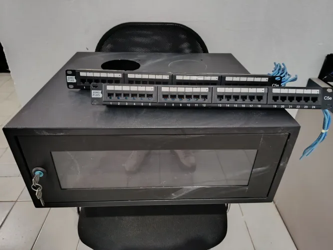 Rack 19" + 2 Patch Panels Furukawa Soho Plus CAT.5e - 24 portas cada<br><br>