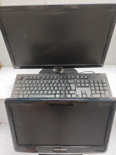 Kit Dois Monitores Samsung + Teclado de Membrana