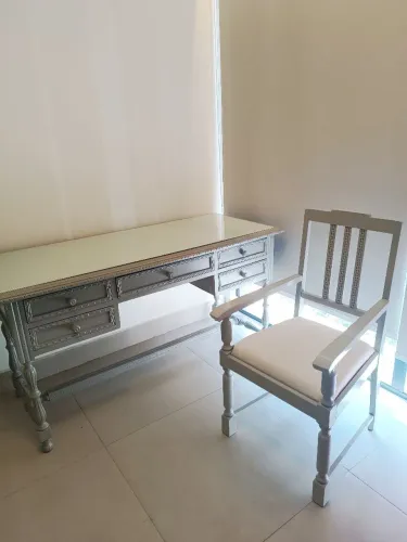 Cadeira de madeira clássica laca