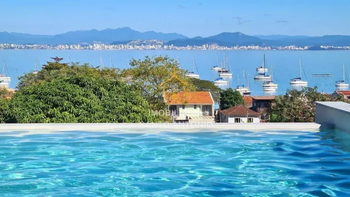 Studio com 31,71 m² privativos mais uma vaga de garagem a 200 metros do mar.