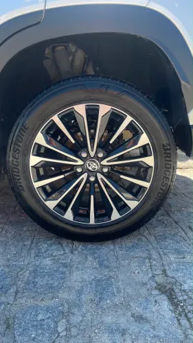 Jogo de rodas liga leve aro 18 + Pneus Bridgestone 255/55/18 novos e em ótimo estado
