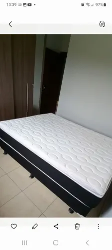 Cama box Queen com colchão de molas ensacadas Plumatex. Em excelente estado de conservação
