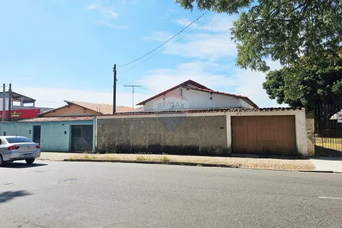 Casa térrea à venda na Vila Santana, em localização estratégica, ideal tanto para moradia 