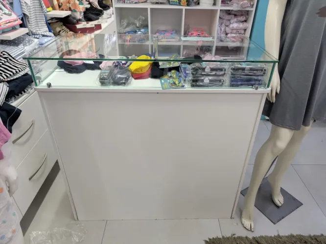 Balcão c/expositor de vidro