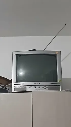 TV antiga, funcionando perfeitamente