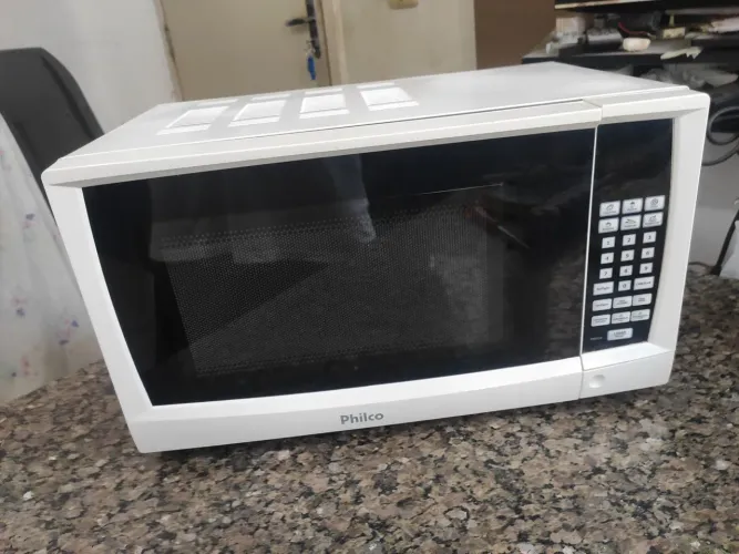 Microondas Philco 20 litros, com garantia de 3 meses.