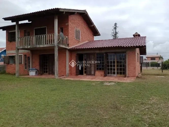 Sobrado à venda no bairro Santa Terezinha com 5 dormitórios e 160 m² de área útil.