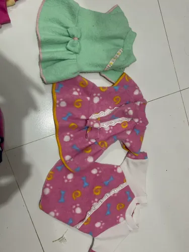 Lote de sete roupas de cão pequeno sem uso