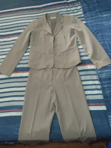 Conjunto de blazer e calça comprida da marca Arrazo tamanho M por apenas R$ 230,00