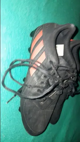Chuteira de campo, da marca adidas, tamanho 36/37