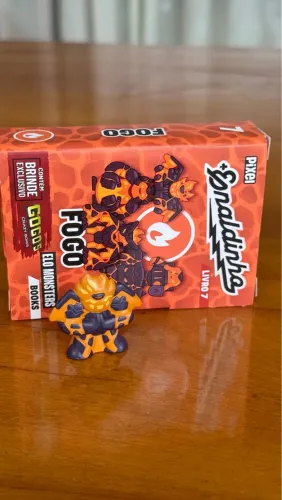 Figura gogos Elo Monsters Luminray (Fogo) e mini livro com adesivos