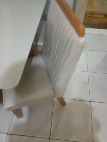 Vende se mesa com 4 cadeiras no plástico