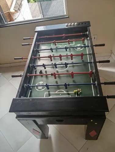 Mesa de sinuca e totó
