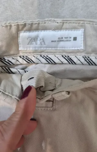 Calça social infantil, marca Zara.