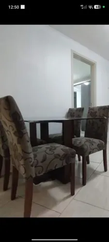 Tampo de vidro + base de madeira maciça ( sem as cadeiras)