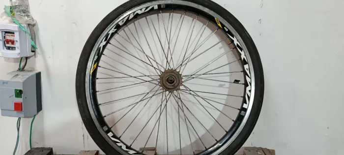Três rodas aro 26 vmax para baki motorizada com pneu e câmera coroa fixada no cubo