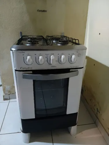 Fogão Esmaltec de 4 Bocas.