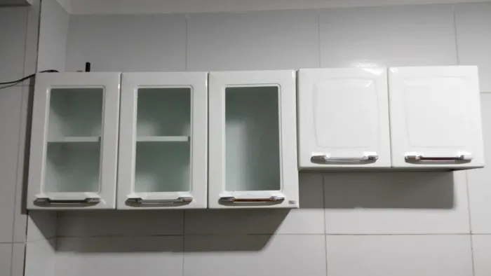 Vendo armário de parede bem conservado