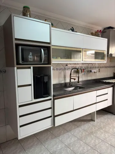 Armários de cozinha em MDF e coifa