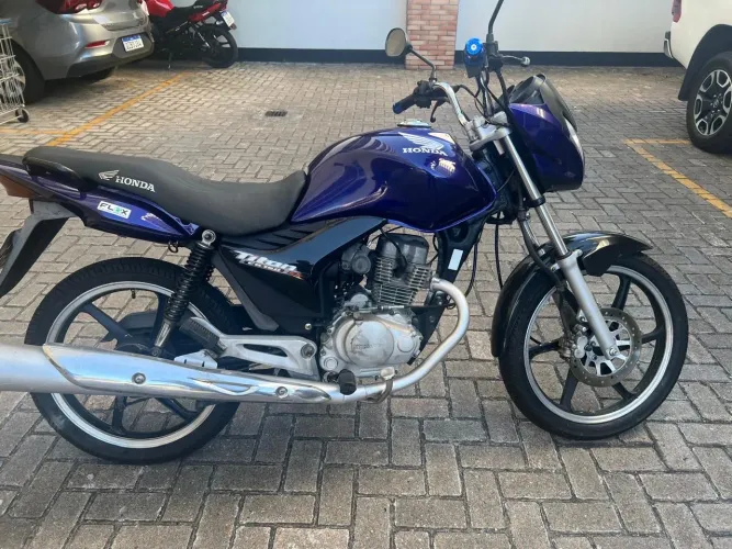 Vendo moto CG Tinan ano 2012 com pouca quilometragem.