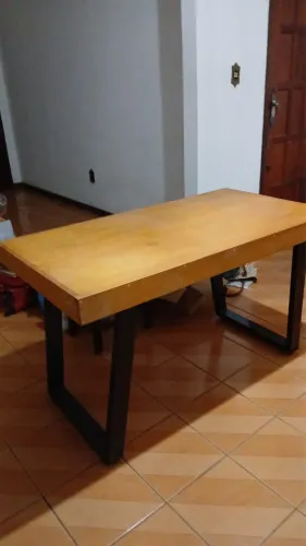 Mesa de madeira de lei estilo industrial